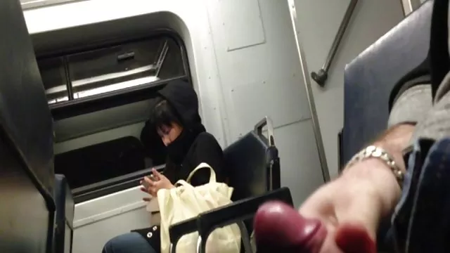 我的婆婆曬日光浴裸體的貓