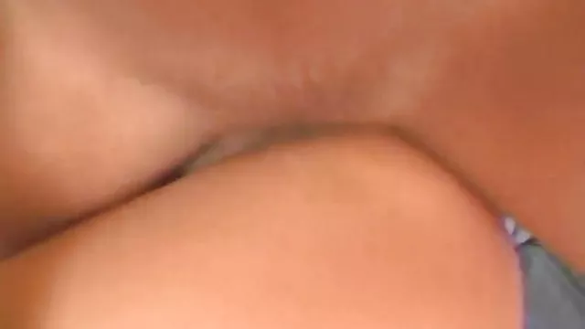 房子裡的女士吮吸並吮吸水管工