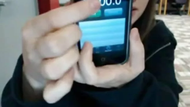 這個婊子想要操她朋友的兒子